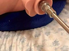 Żona amatorka używa dildo i maszyny do ruchania, zanim zostaje podwójnie penetrowana