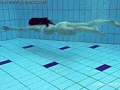 Роксалана, нимфоманка, балуется потрясающим купальником у бассейна.