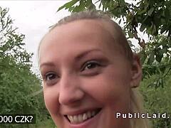 אישה צ'כית עם חזה טבעי גדול נהנית מזיין בחוץ