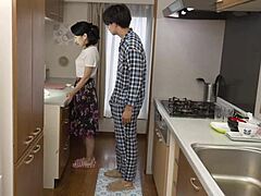 Зрела Јапанка ужива у сензуалној руци и лизању пички