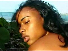 امرأة دومينيكية تمارس الجنس في الهواء الطلق