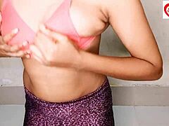 Indisches Mädchen genießt Analsex mit Brinjal in ihrer süßen Muschi