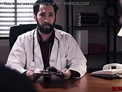Hjemmelaget porno med en barberet fitte MILF, der bliver kneppet af en læge