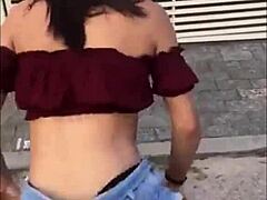 En sexy latino jente viser frem sin store rumpe og bryster i undertøy