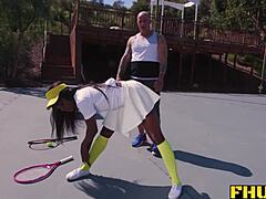 Aksi anal hardcore dengan milf hitam hitam Ana Foxxx dan instruktur tenisnya