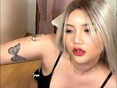 Une fille japonaise affiche ses pieds asiatiques dans une vidéo perverse