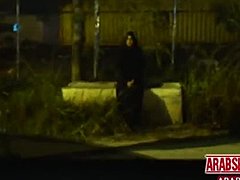 Sesso violento con un senzatetto arabo offerto dal suo amico