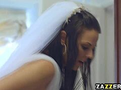 Hari pernikahan Simonys dipenuhi dengan seks kelompok yang intens
