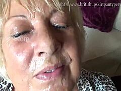 Une femme britannique mûre reçoit une énorme éjaculation sur son visage en échange d'argent supplémentaire