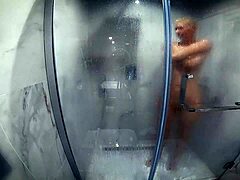 كاميرا سرية تلتقط امرأة أوروبية نحيلة وهي تستحم