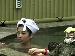 Asian Sensual: Otome no Yus Adventure in un bagno all'aperto ad alta definizione