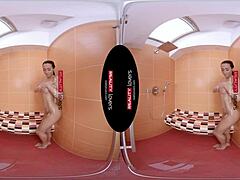 Seks realitas virtual dengan MILF Latina yang menakjubkan di kamar mandi