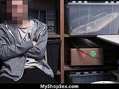 שוטרת MILF עם חזה גדול נשלטת על ידי בחור גונב בחנות במצלמה חבויה