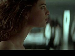 Busty berømthed Gabrielle Anwar tager på flere partnere i en dampende sexscene