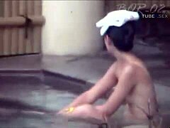 일본 미녀, 눈빛을 봐 목욕하는 모습