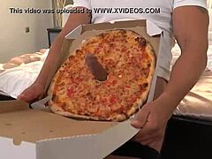 Una chica italiana que entrega pizzas anhela semen en su boca después de satisfacer sus antojos