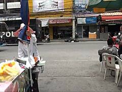 Thailändische Touristin wird auf der Fußgängerstraße unartig