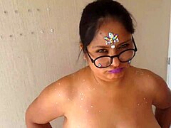 Wanita gemuk yang indah menari perut dan menelan air mani dalam video HD yang erotis