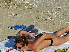 วิดีโอมือสมัครเล่นแบบเปลือยบนของ MILF เซ็กซี่บนชายหาด