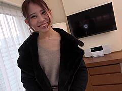섹스를하고 싶어하는 들떠 일본인 베이비의 HD 비디오