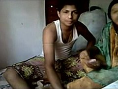 זוג אינדיאני חובב מקבל מלוכלך בסרטון הביתי שלהם
