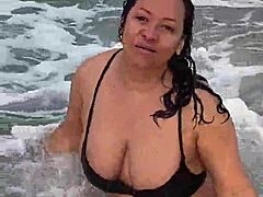 Гледајте како ме јебе више мушкараца у овом видеу са плаже у Мајамију