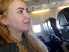 Bella Murs giver et vildt offentligt blowjob og håndjob på et fly