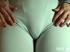Млада аматерка подстиче и показује своју длакаву вагину у јога панталонама