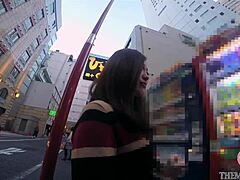 Una ragazza giapponese si fa leccare il culo e il culo in una cowgirl al contrario