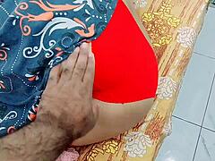 Stiefbruder fickt indische Stiefschwester und ejakuliert in ihrer Muschi auf dem Bett der Eltern