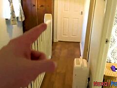HD-video af en amatør, der giver en nørd en blowjob