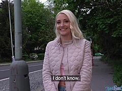 Blonde eurobabe wordt opgehaald en geneukt in de buitenlucht voor geld