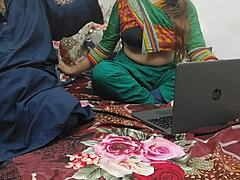 Pakistansk tjej fångas titta på porr på bärbar dator blir knullad i alla hål med smutsig prat
