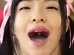 Азиатската прислужница прави невероятен свирка в японско видео