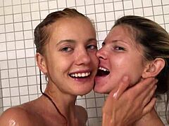 Katrina, a garota de 18 anos, e sua amiga se divertem juntos no banho.
