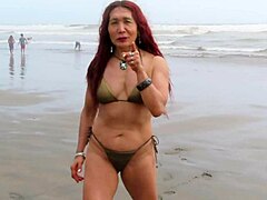 La diosa milf sensual hace ejercicio en la playa con ligas