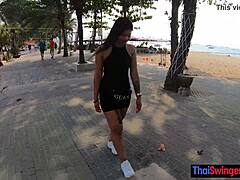 فيلم إباحي مراهق يظهر هواة تايلاندية كبيرة الحمار تمارس الجنس مع قضيب ضخم
