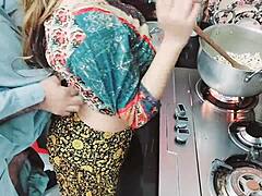 La femme indienne se fait baiser le cul par son mari cornu pendant qu'elle cuisine