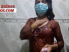 Indisch meisje met een grote kont wordt nat en wild in de badkamer
