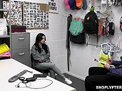 Mama i córka MILF zachowują się niegrzecznie wobec policjanta Mike'a Manciniego w sklepie