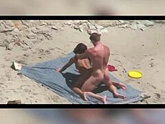 Um casal africano faz sexo na praia pública