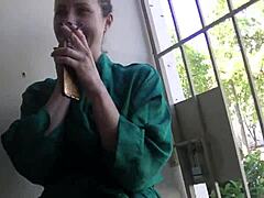 Manžel sleduje, ako Helena Price fajčí a pije v fetišovom videu