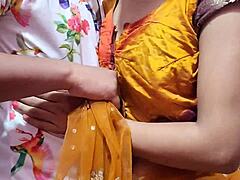 Μια τριχωτή ινδική έφηβη με κίτρινο σάρι παίρνει κρέμα από το αφεντικό της