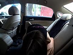 Amateur 18-jarig meisje krijgt haar kont geneukt in een openbare auto