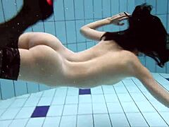 المؤخرات العصرية والثدي الطبيعي على العرض في هذا الفيديو الإباحي تحت الماء