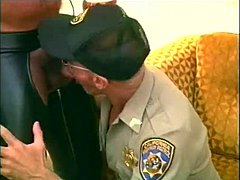 Deri çorap giyen kaslı bir ayıya bir polis memuru oral seks yapıyor