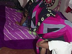 Savita Bhabhi ja hänen tätinsä harrastavat seksiä likaisessa hindivideossa