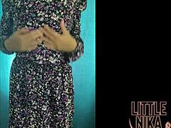 El video virtual de Little Nikas de ella usando medias y llenándose el coño