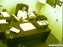 Секретарка аматер се узбуђује прстима на шпијунској камери
