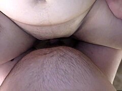 Filha adulta de mulher gorda amadora é fodida duramente e ejacula dentro do grande pênis do padrasto - vídeo POV de Milky Mari